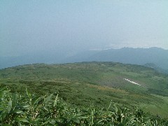 雪渓と雲の中の山