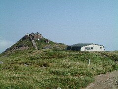 山頂小屋と神社