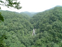 上滝と背景の山々