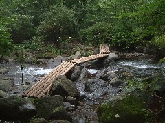 霧降川を渡る